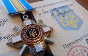 Родинам двох полеглих військових передали орден «За мужність» та медаль «За поранення»