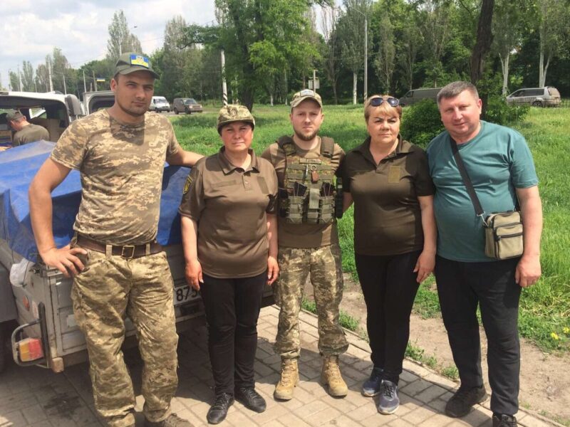 Кобеляцькі волонтери доставили українським захисникам автомобіль та зарядну станцію