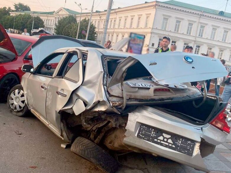 понівечені авто біля в центрі Полтави