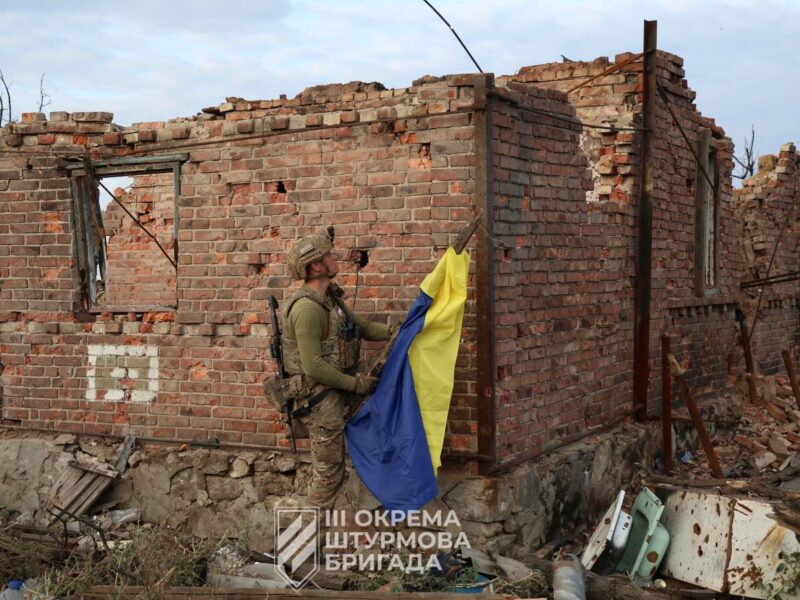 Над звільненою Андріївкою підняли прапор України