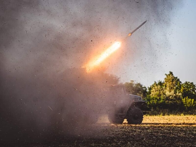 Сили оборони України продовжують ведення оборони на сході та півдні України, наступальної операції на Мелітопольському напрямку та наступальних дій на Бахмутському напрямку, – Генштаб