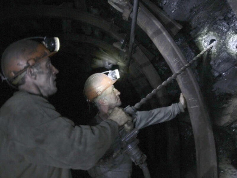 На Донеччині через російські обстріли знеструмлювалися дві шахти: в одній перебували гірники