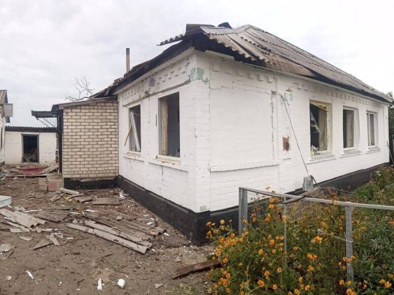 Вночі рашисти обстріляли Вовчанськ: поцілили у житловий будинок