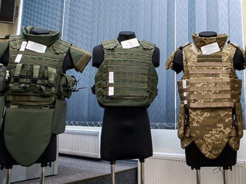 Менша вага: наступного року до ЗСУ надійдуть модульні бронежилети для жінок – військових