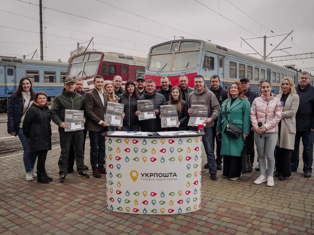 представник Полтавської ОВА, Укрпошти, більше 10 осіб на спецпогашенні марки "Героїчні професії. Залізні люди"