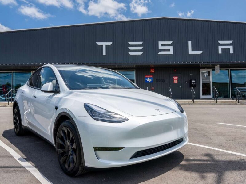 Tesla у 2025 році планує випустити нові доступніші електромобілі