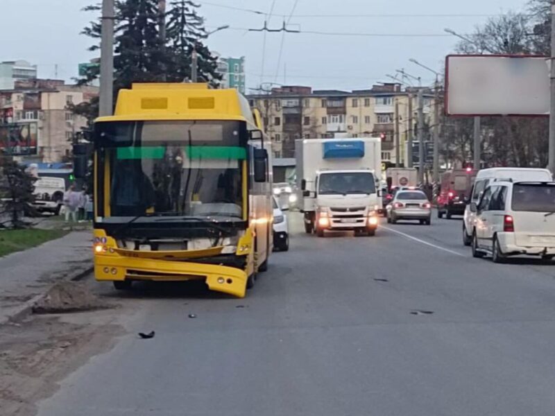 ДТП у Полтаві: позашляховик зіткнувся з тролейбусом