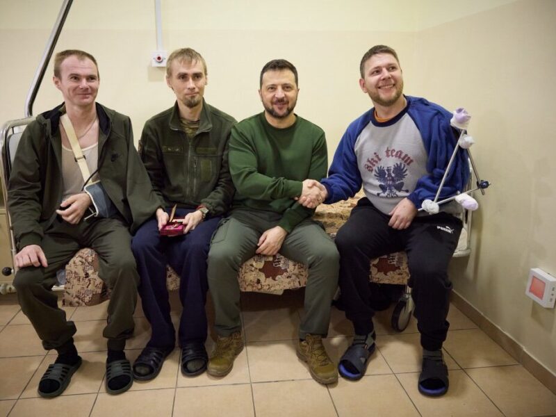 У Сумах Президент відвідав військовий госпіталь і поспілкувався з пораненими захисниками України