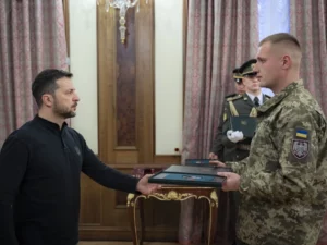 З нагоди Дня ракетних військ і артилерії ЗСУ воїн із Полтавщини отримав нагороду з рук Президента