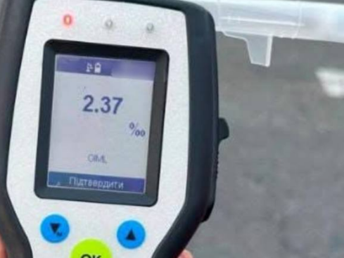 Екран алкотестера з показанням 2.37 проміле