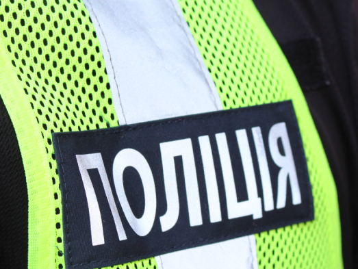 Напис "ПОЛІЦІЯ" на формі поліцейського Полтавської області