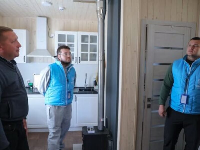 Родина з Кременчука, яка втратила житло через атаку ворожого дрона, отримала модульний будинок