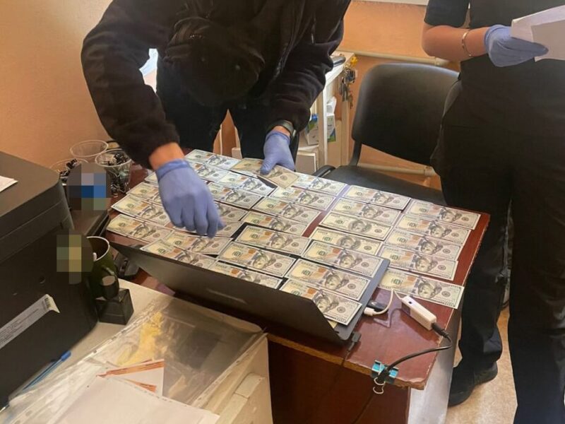 Викрито двох співробітників ВЛК, які за хабарі «переводили» військових з бойових частин у тил