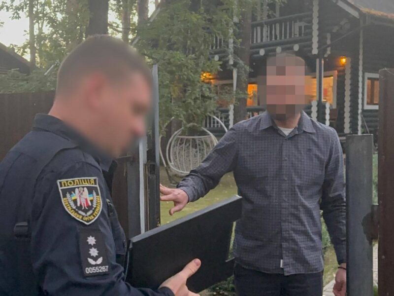 Ексдипломату повідомлено про підозру: посадовець допоміг громадянці РФ незаконно отримати закордонний паспорт України