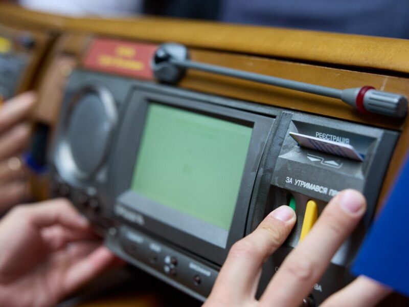 Щомісячно додаткові 50 тисяч: новий закон гарантує збереження виплат звільненим зі полону військовикам на період лікування