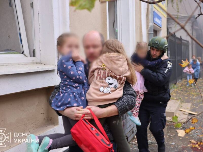 «Маленькі долоньки тримаються за плечі тих, хто рятує та захищає»: із дитсадка, по якому влучив ворожий безпілотник, евакуювали приблизно 50 дітей, – Клименко (ОНОВЛЕНО)