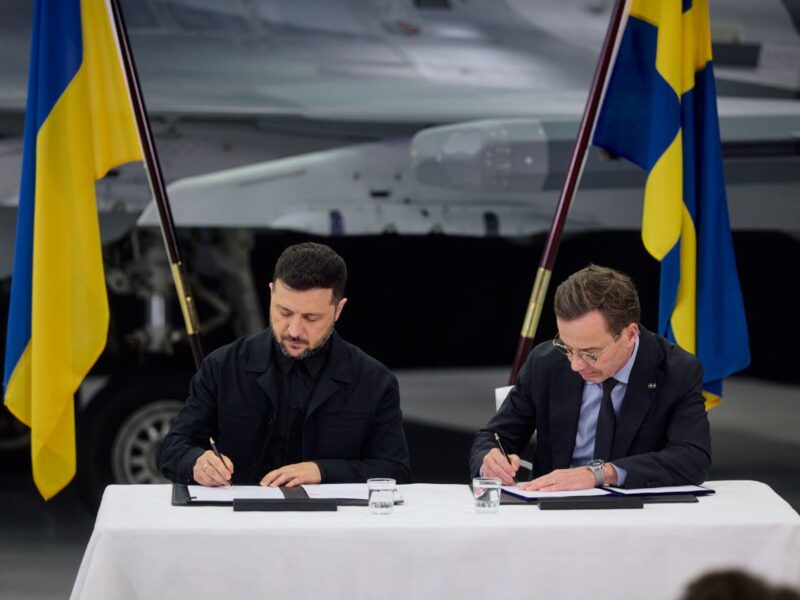 Україна та Швеція підписали документ, що відкриває шлях для постачання бойових літаків «Гріпен»