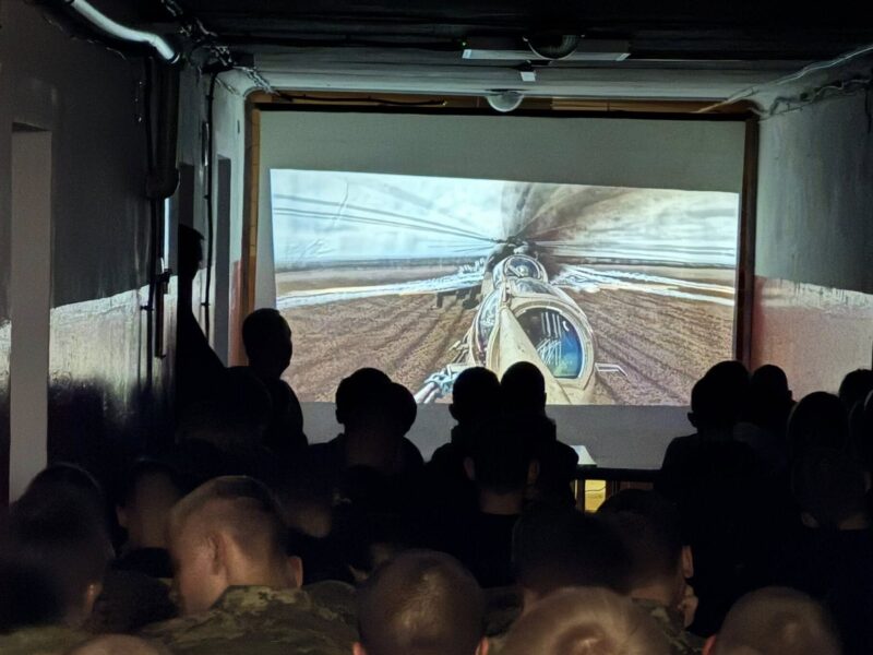 Для полтавських ліцеїстів влаштували спеціальний показ фільму про армійську авіацію «Підйомна сила»