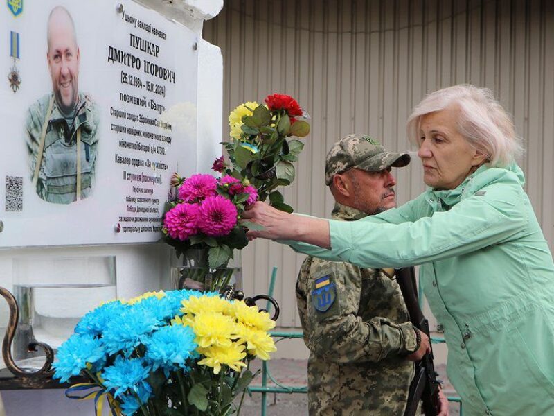 У Полтаві відкрили меморіальну дошку старшому солдату Дмитру Пушкарю, який загинув на Донеччині