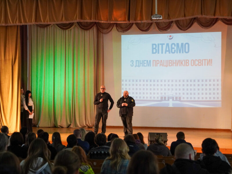 Викладачів одного із полтавських вишів привітали із професійним святом