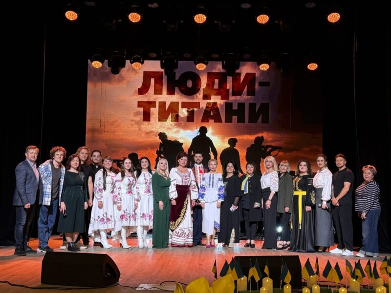 «Люди-титани»: у Полтаві провели благодійний концерт і відкрили фотовиставку про шлях зцілення