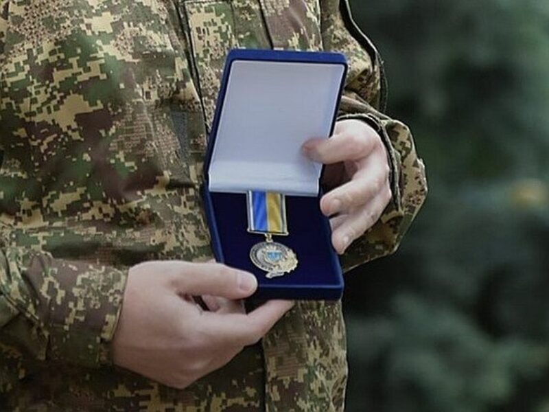 Ірпенська громада нагородила воїна з полтавської бригади за допомогу у відбудові
