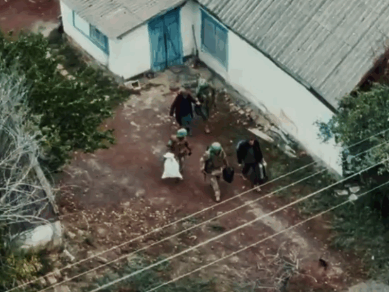 Воїни Окремої президентської бригади пішки вивели жителів прифронтового села в зону евакуації