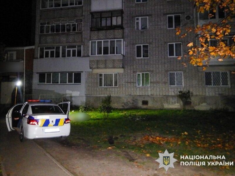 Смерть біля будинку: поліція Кременчука встановлює обставини загибелі 46-річного чоловіка