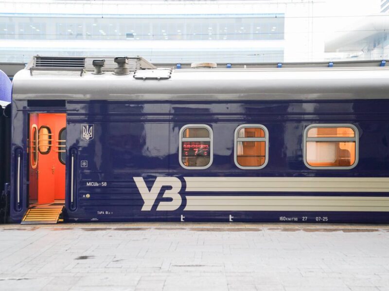 Міністр Кулеба: Укрзалізниця зазнала майже 300 ударів з серпня, але рух підтримується завдяки героїзму залізничників