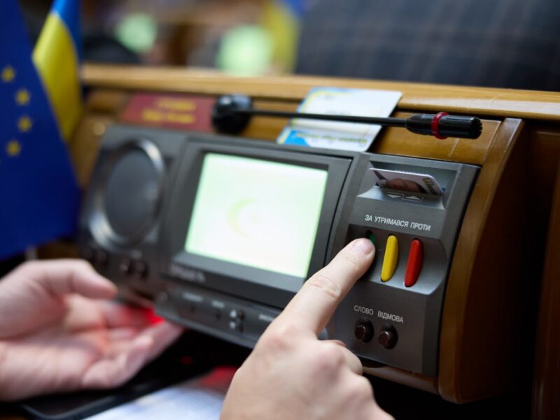 До паспорта громадянина України у вигляді книжечки записи вносять державною мовою, – постанова ВР