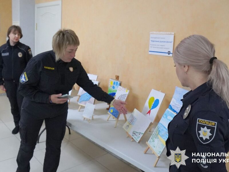На Полтавщині презентували артвиставку малюнків захисників і захисниць, які перебувають на реабілітації