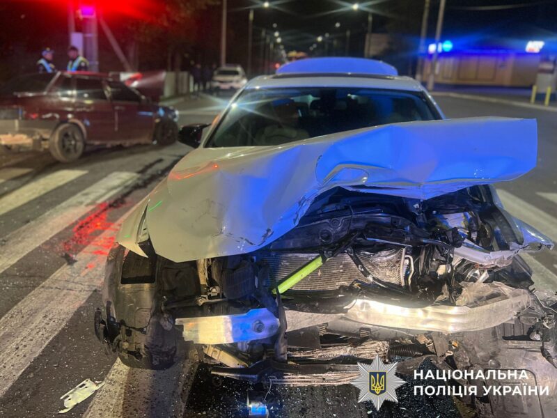 У Кременчуці зіткнулися ВАЗ та BMW: троє травмованих, серед них 17-річний водій