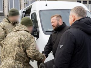 Полтавська ОВА передала два мікроавтобуси українським захисникам