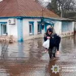 Повінь у Великій Багачці: поліцейські офіцери громади врятували 85-річного чоловіка із затопленого будинку