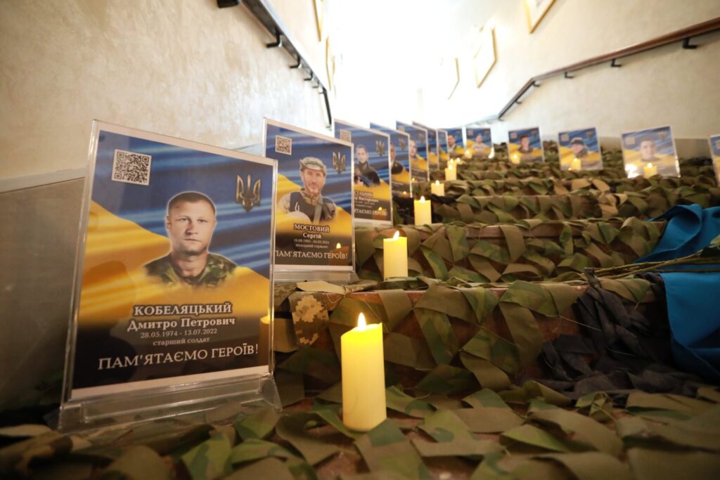 У Кременчуці 16 родинам загиблих військових вручили відзнаки «Захисник України – Герой Кременчука»