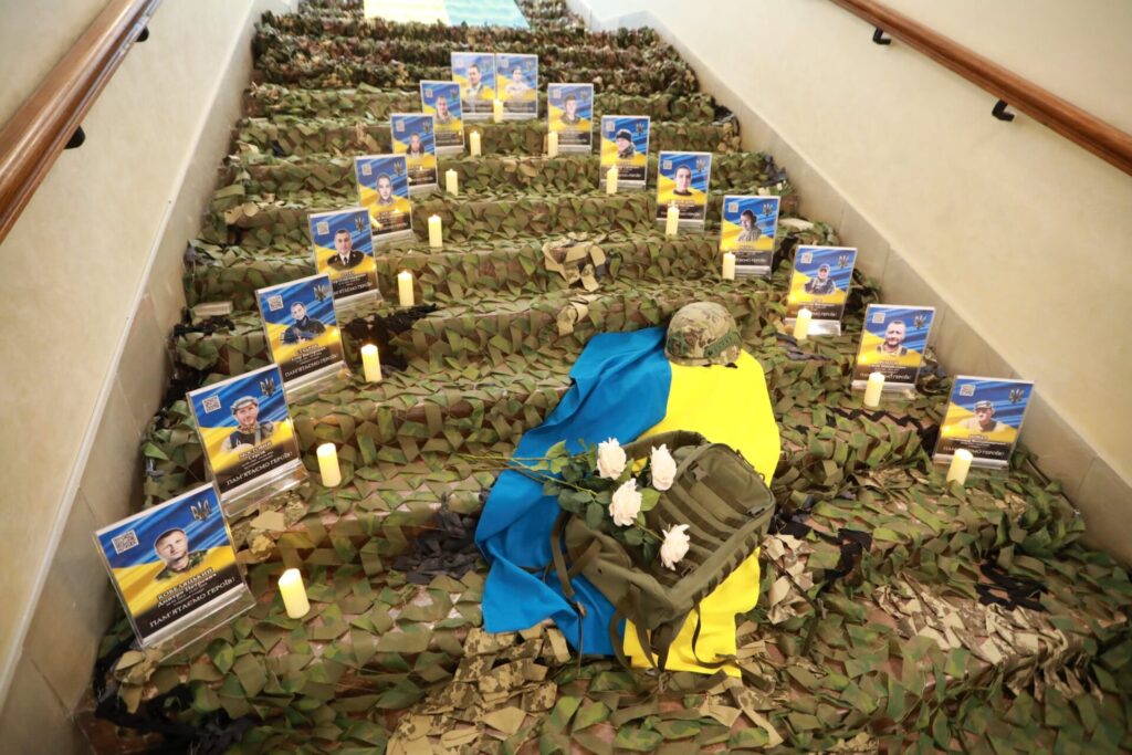 У Кременчуці 16 родинам загиблих військових вручили відзнаки «Захисник України – Герой Кременчука»