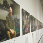 «11 поглядів на війну»: Сергій Жадан із хартійцями та своїм гуртом відкрив у Полтаві документальну виставку робіт 11 українських фотографів (ФОТО, ВІДЕО)