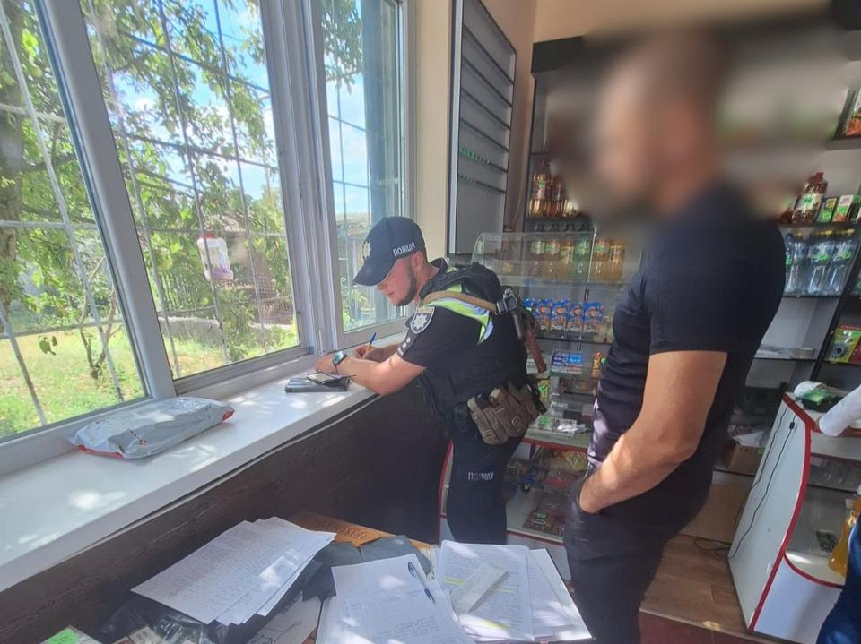 поліція заповнює документи щодо правопорушення