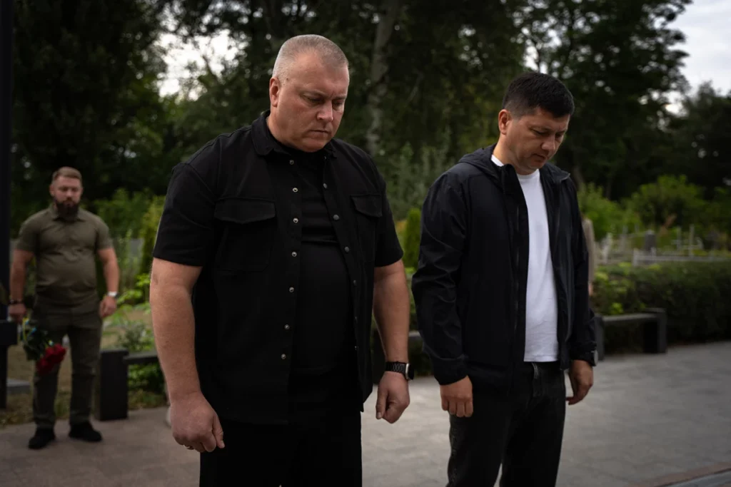 Віталій Дяківнич і Віталій Кім вшановують пам'ять полеглих захисників