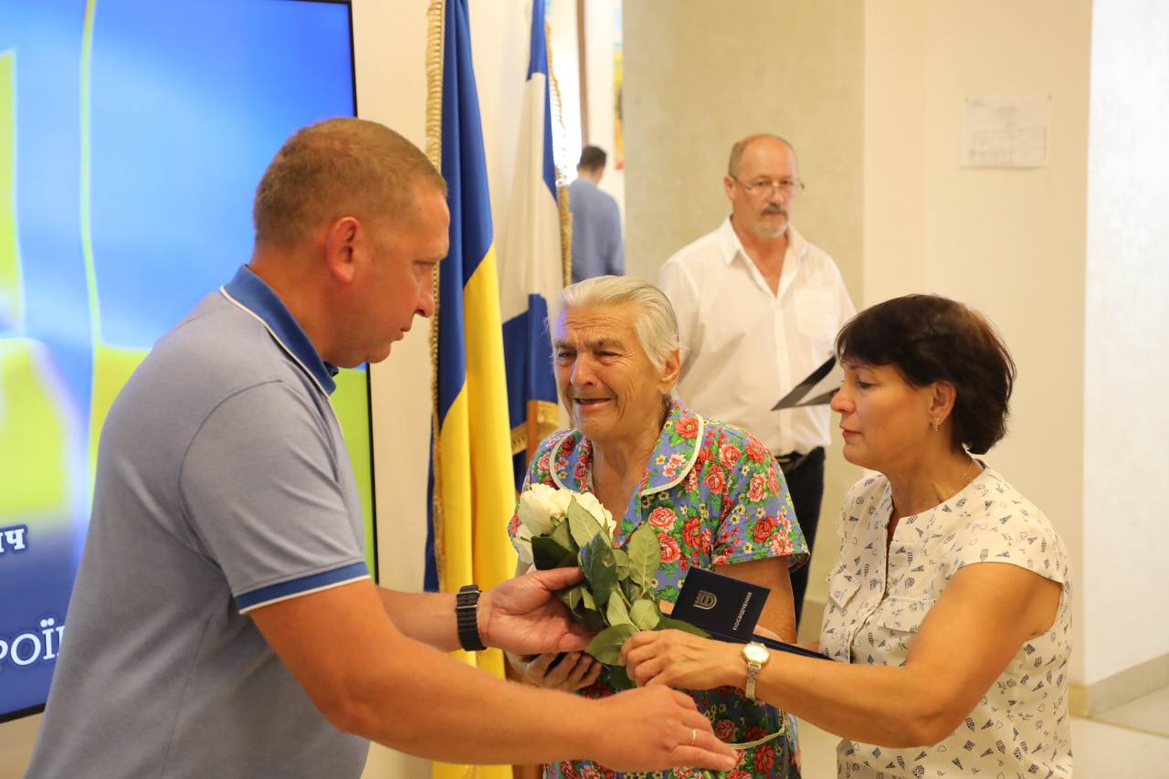 вручення нагороди родині полеглого воїна