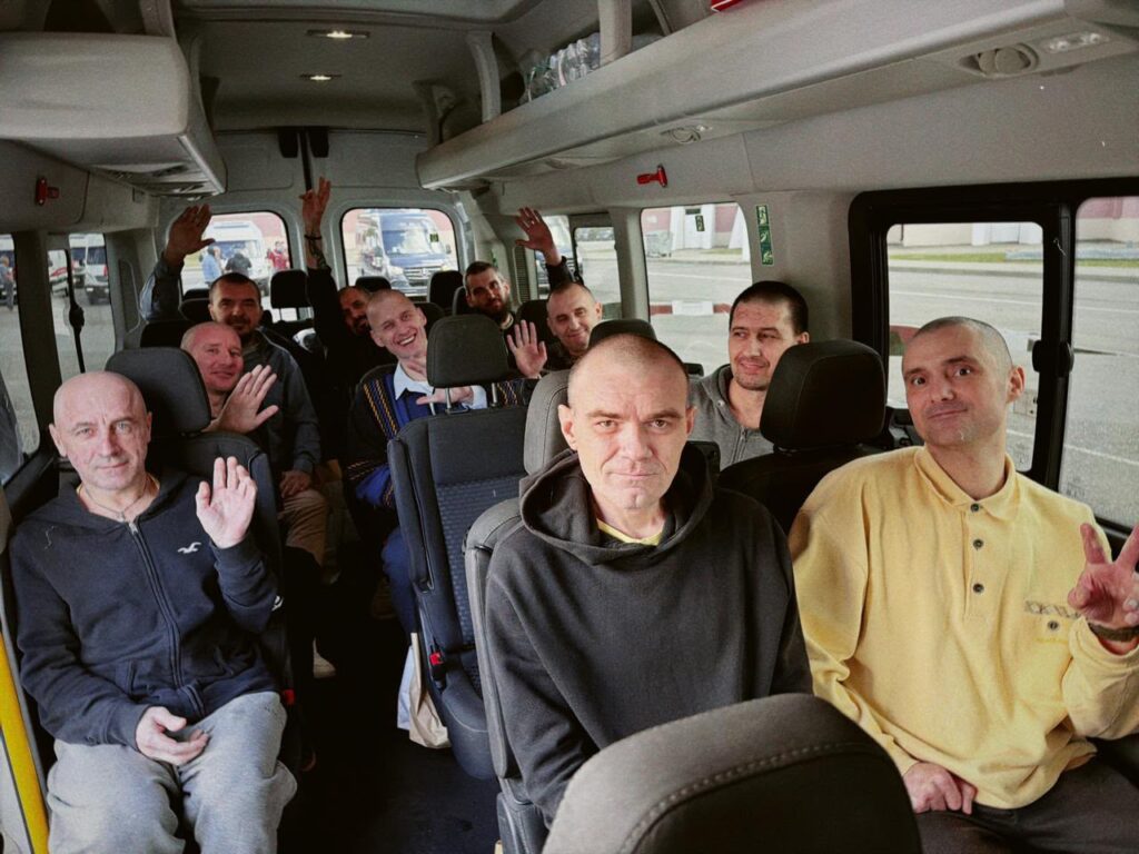 Звільнені військовослужбовці в автобусі