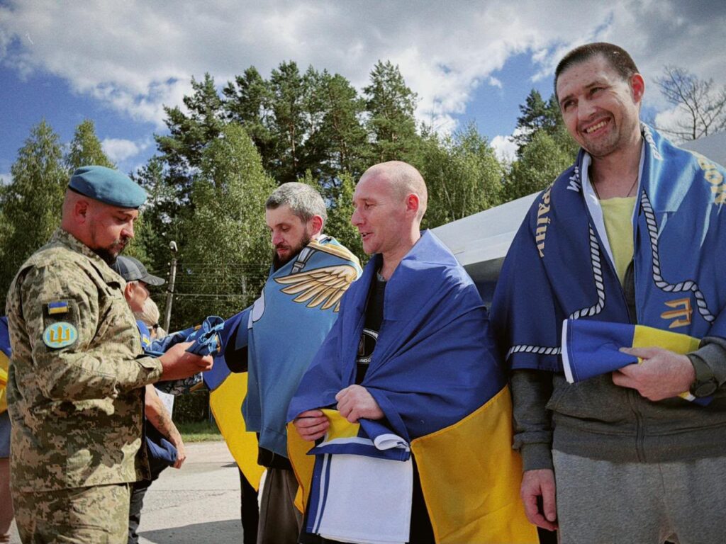 військовослужбовцям вручають прапори