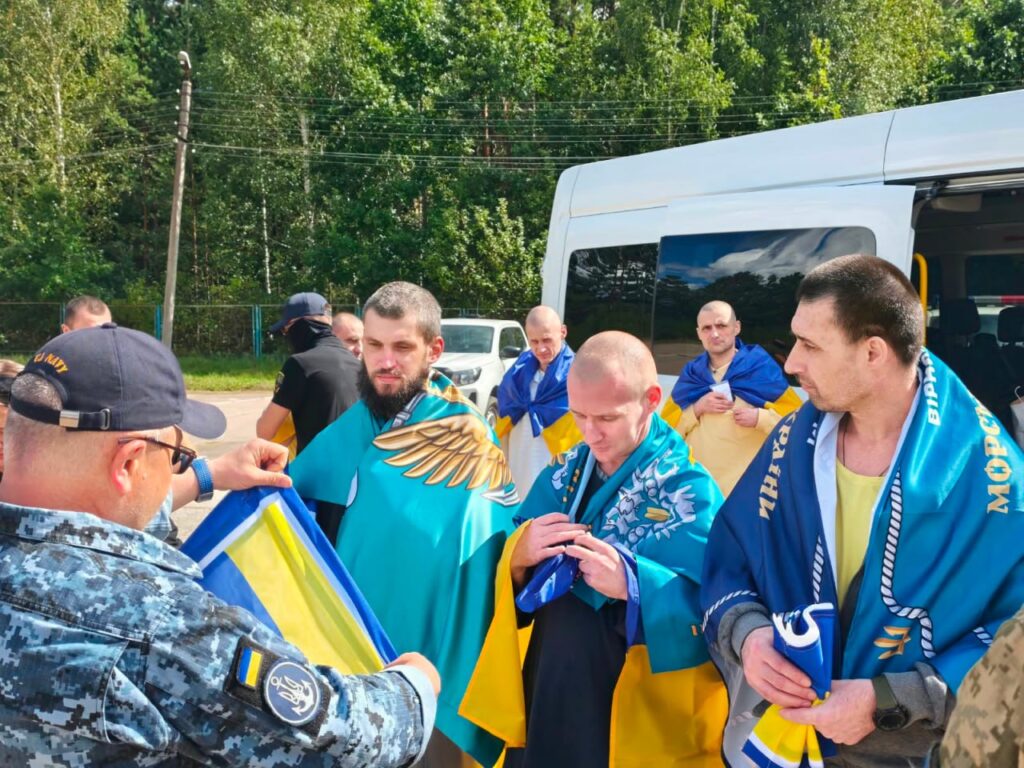 військовослужбовцям вручають прапори