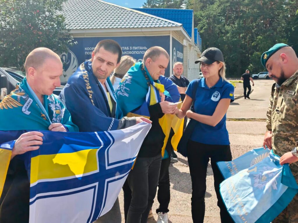 військовослужбовцям вручають прапори