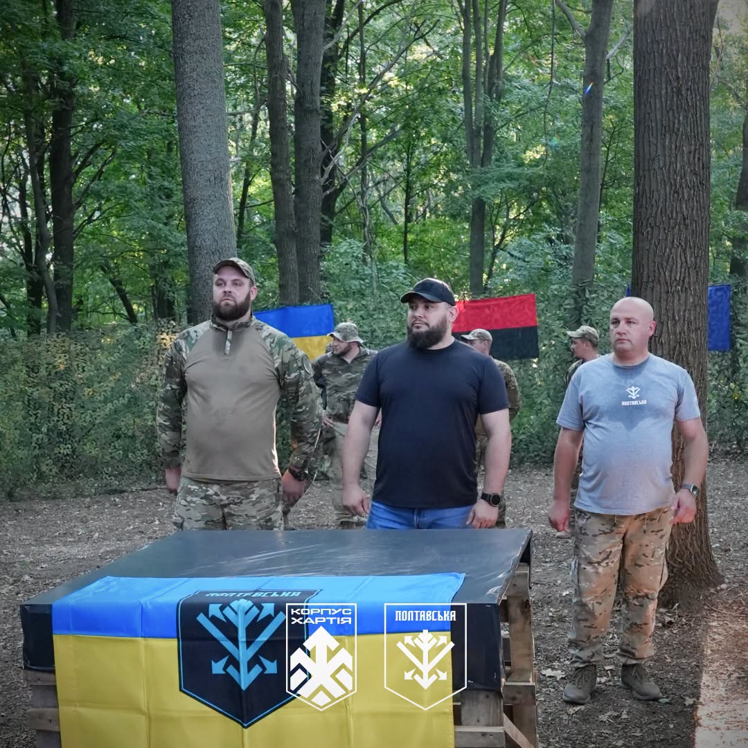 військовики біля столу з прапором