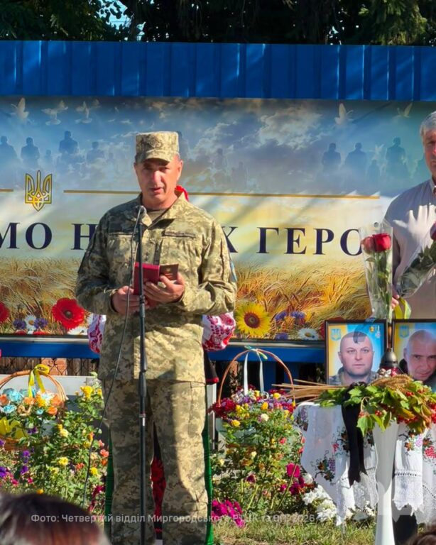 військовослужбовець виступає зі сцени
