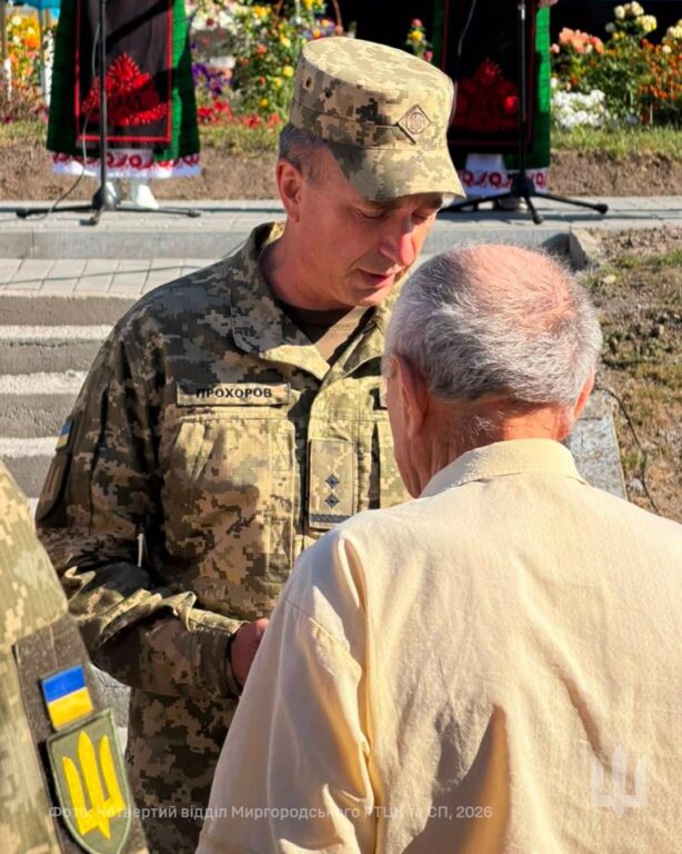 сім'ї вручають нагороду полеглого воїна