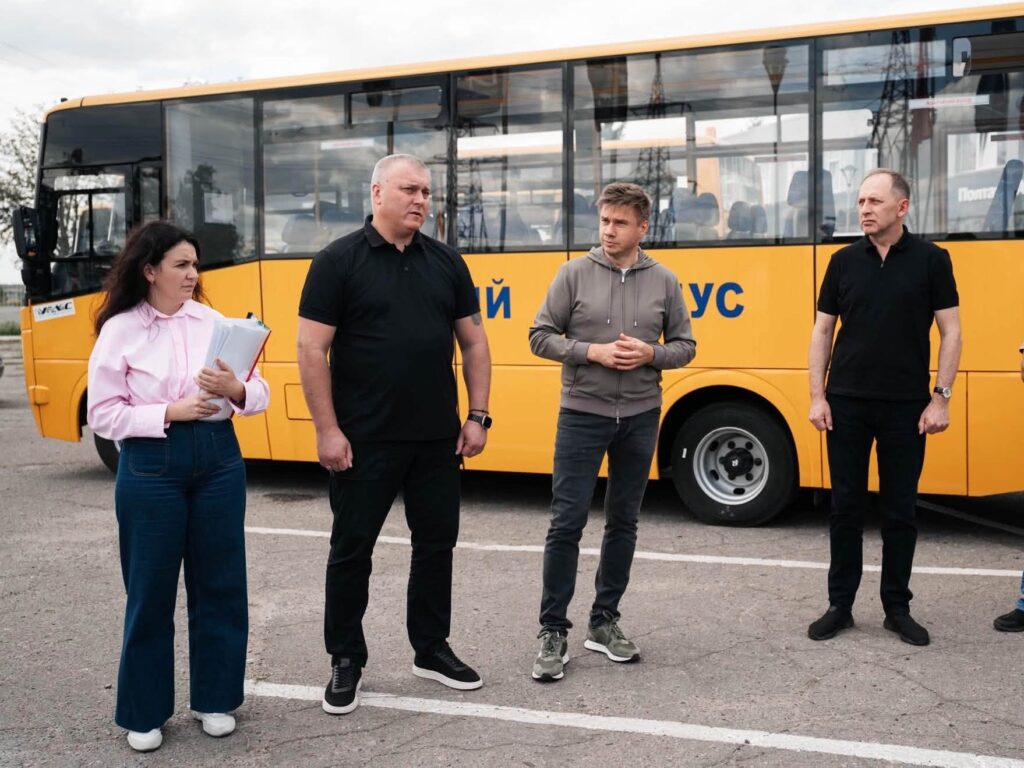 керівництво області на фоні автобусів