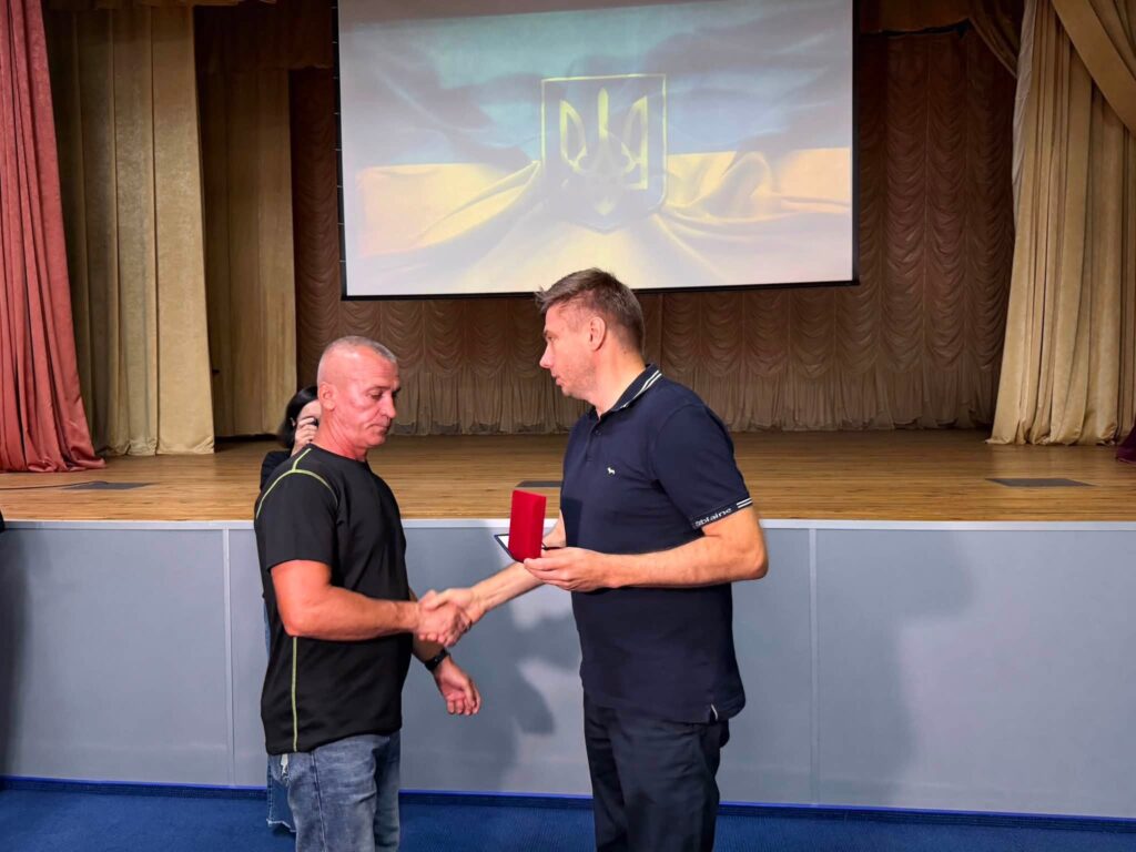 Олександр Біленький вручає нагороду сім'ї полеглого воїна