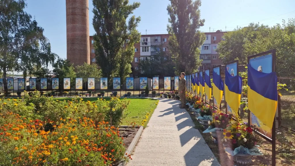 Почесна варта біля банерів